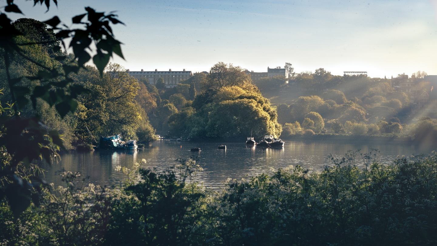 A sunny morning walk along the Thames