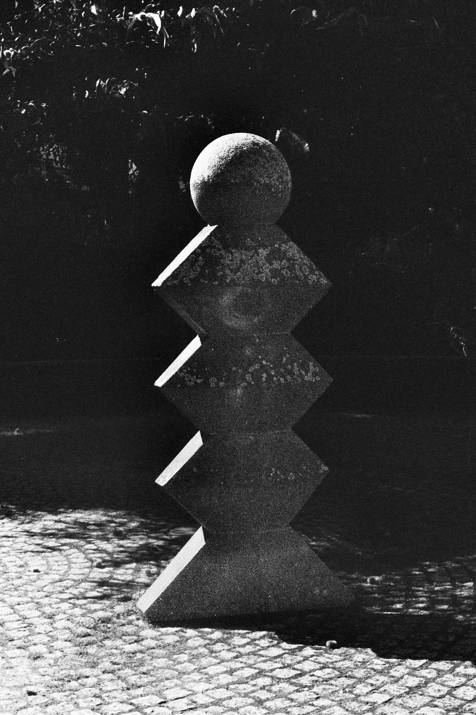 Geometric statue in Frankfurt